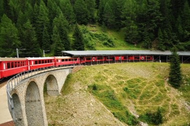 İsviçre: Temmuz 2012, yaz aylarında İsviçre dağ treni Bernina Express