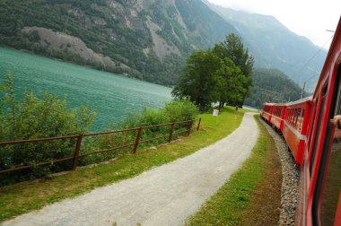 İsviçre: Temmuz 2012, İsviçre dağ gölü Poschiavo, Bernina Express tren