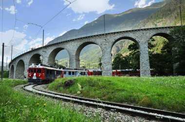 İsviçre: Temmuz 2012, Swiss Red tren Bernina Express Brusio Viyadüğü, İtalya ve İsviçre üzerinde geçmek