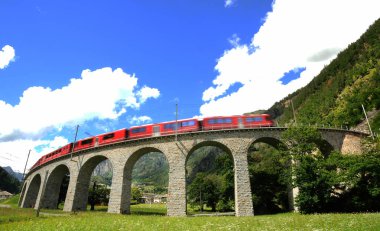 İsviçre: Temmuz 2012, Swiss Red tren Bernina Express Brusio Viyadüğü, İtalya ve İsviçre üzerinde geçmek