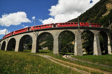 İsviçre: Temmuz 2012, Swiss Red tren Bernina Express Brusio Viyadüğü, İtalya ve İsviçre üzerinde geçmek