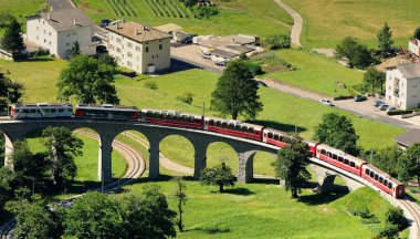 İsviçre: Temmuz 2012, Swiss Red tren Bernina Express Brusio Viyadüğü, İtalya ve İsviçre üzerinde geçmek