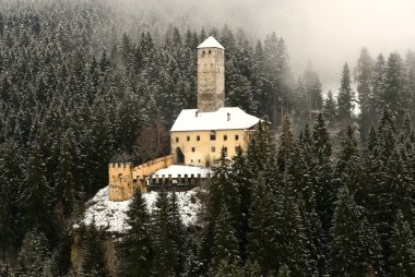Monguelfo Castle kış sezonu, Val Pusteria, South Tyrol, İtalya