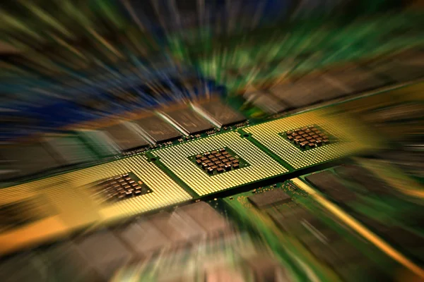 Computerprocessors uitgelijnd met lichteffecten. — Stockfoto