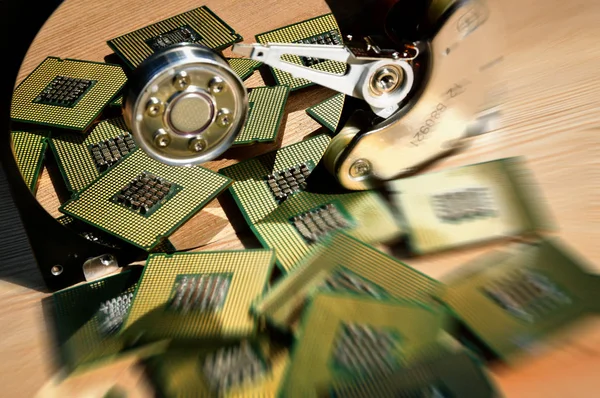 Μονάδες σκληρού δίσκου που άνοιξε με επεξεργαστές αντανακλούν. — Φωτογραφία Αρχείου