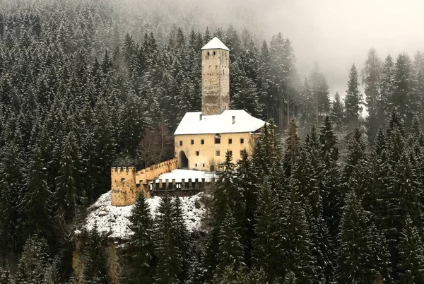 Château de Monguelfo en Hiver, Val Pusteria, Tyrol du Sud, Italie — Photo