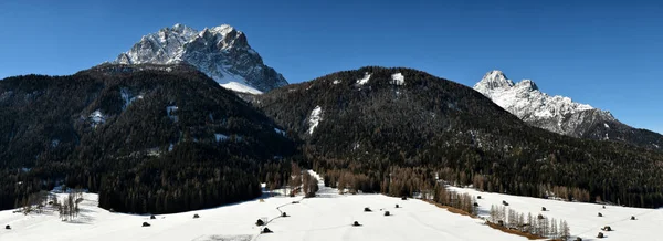 Hermoso paisaje de invierno en los Alpes Dolomitas en Sesto Pusteria, Val Pusteria, Italia . — Foto de Stock