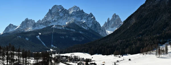 Hermosa escena invernal de Val Fiscalina (Fischleintal), Cima Dodici y Croda Rossa di Sesto Pusteria, Dolomitas, Italia . — Foto de Stock