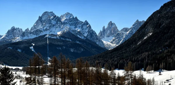 Prachtig winters tafereel van Val Fiscalina (Fischleintal) en Cima Dodici Croda Rossa di Sesto Pusteria, Dolomieten, Italië. — Stockfoto