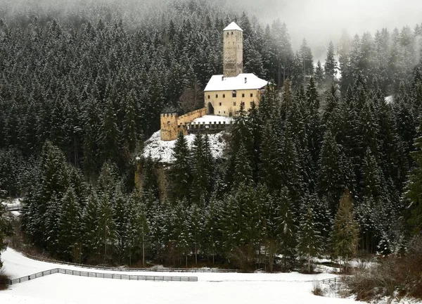 Замок Монгельфо в зимний сезон, Валь Пустерия, Южный Тироль, Италия — стоковое фото