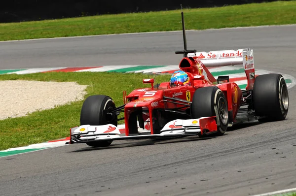对法拉利 F1 在实践中在穆杰罗赛道电路，意大利穆杰罗赛道 2012 年 5 月︰ 费尔南多 · 阿隆索. — 图库照片