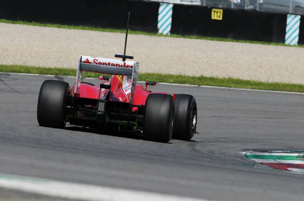 Circuito Mugello Maio 2012: Felipe Massa na Ferrari F1 durante a prática no Circuito Mugello, Itália . — Fotografia de Stock