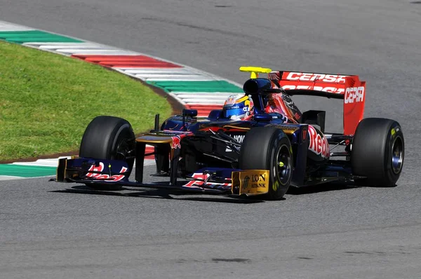 Circuito de Mugello MAYO 2012: Jean Eric Vergne en Toro Rosso F1 durante la práctica en el circuito de Mugello, Italia . — Foto de Stock