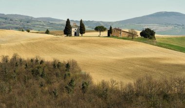 Pienza, Toskana / İtalya - Mar 31, 2017: güzel tuscany manzara, Madonna di Vitaleta, Pienza, Siena, İtalya küçük Şapel.