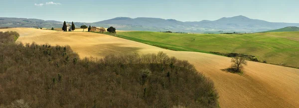 PIENZA, TOSCANA / ITALIA - 31 MAR 2017: hermoso paisaje toscano, pequeña capilla de Madonna di Vitaleta, Pienza, Siena, Italia . — Foto de Stock