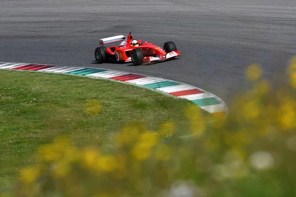 MUGELLO, IT, MAIO 2017: corrida desconhecida com Ferrari F1 durante os Ferrari Racing Days 2017 no circuito mugello em itália . — Fotografia de Stock