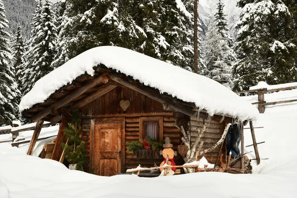 Bacówka zimą w Alpach. Krajobraz Zima w lesie w pobliżu Jezioro Antholz-Anterselva, Południowej Tirol, Włochy — Zdjęcie stockowe