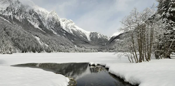 冬期は、イタリア アルプス、南チロル、イタリア冷凍 Antholz 湖の景色. — ストック写真