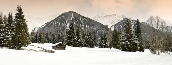 Vista panorámica de invierno de cabañas alpinas y bosques en los Alpes cerca del lago Antholz, Alpes italianos, Tirol del Sur, Italia . — Foto de Stock