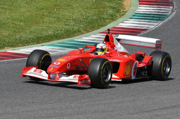 MUGELLO, IT, MAIO 2017: corrida desconhecida com Ferrari F1 durante os Ferrari Racing Days 2017 no circuito mugello em itália . — Fotografia de Stock