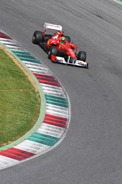 MUGELLO, IT, MAIO 2017: corrida desconhecida com Ferrari F1 durante os Ferrari Racing Days 2017 no circuito mugello em itália . — Fotografia de Stock
