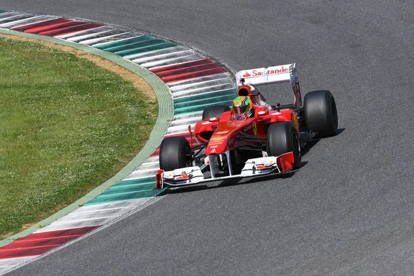 Mugello, to květen 2017: neznámý běžet s Ferrari F1 během Ferrari Racing dní 2017 do okruhu mugello v Itálii. — Stock fotografie