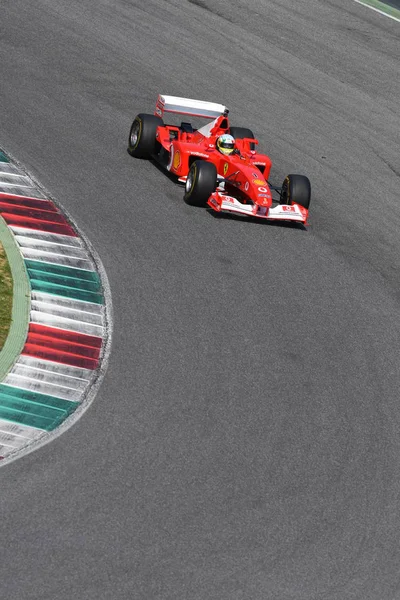 Mugello, het, mei 2017: onbekend tegenkomen met Ferrari F1 tijdens Ferrari Racing dagen 2017 het circuit van mugello in Italië. — Stockfoto