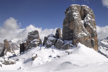 Dolomites, Cinque Torri grup kış sezonu ile mavi bulutlu gökyüzü, Veneto, İtalya.