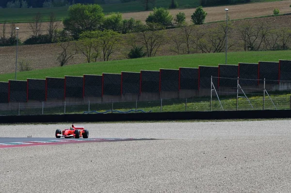 ムジェロ、それ 2017年 5 月: 不明なイタリアのムジェロ サーキットにフェラーリ レース日 2017 中にフェラーリ F1 と実行. — ストック写真