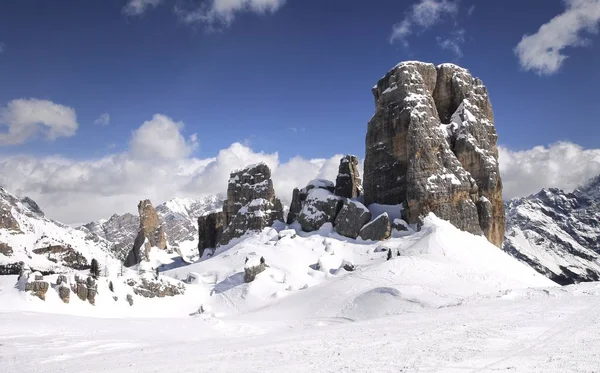 Dolomieten, Cinque Torri groep in winterseizoen met blauwe bewolkte hemel, Veneto, Italië. — Stockfoto