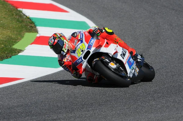 MUGELLO - ITALIA, 21 DE MAYO: El piloto italiano Andrea Iannone en el TIM MotoGP de Italia 2016 en el circuito de Mugello el 21 de mayo de 2016 — Foto de Stock