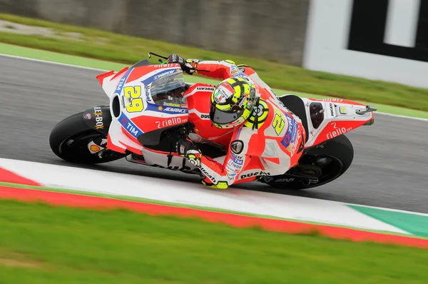 Mugello - italien, mai 21: italian ducati rider andrea iannone at 2016 tim motogp of italien at mugello circuit on May 21, 2016 — Stockfoto