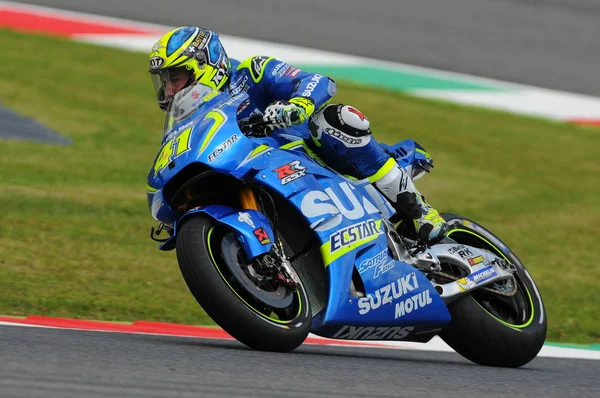 MUGELLO - ITÁLIA, 21 de maio: cavaleiro espanhol Suzuki Aleix Espargaro em 2016 TIM MotoGP da Itália em 21 de maio de 2016 — Fotografia de Stock