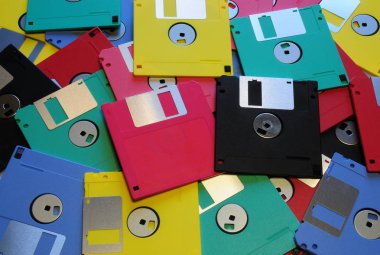 Çok renkli floppy disk 3.5 eski bilgisayarlar için. Arka plan olarak hizalanmış.