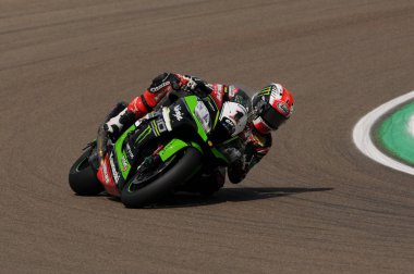 San Marino, İtalya-April30:Jonathan Rea, Büyük Britanya Kawasaki yarış takımı sürmek Dünya Superbike Championship.at Imola uluslararası pistinde yarış 1 sırasında April30 üzerinde 2016 yılında İtalya