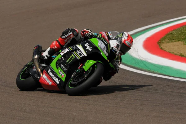 San Marino, Italia-abril30: Jonathan Rea de Gran Bretaña Kawasaki Racing Team monta durante la Carrera 1 en el Campeonato Mundial de Superbicis. Circuito Internacional de Imola el 30 de abril de 2016 en Italia — Foto de Stock