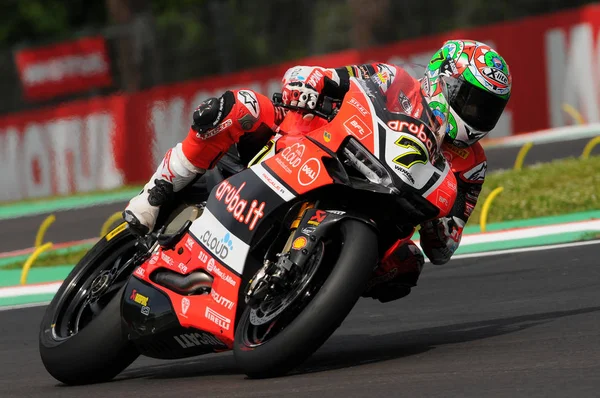 San Marino, Italia - 30 de abril de 2016: Ducati Panigale R de Aruba.it Racing-Ducati SBK Team, conducido por DAVIES Chaz en acción durante la Superbike Race 1 el 30 de abril de 2016 en Imola Circuit, Italia — Foto de Stock