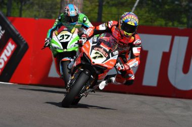 San Marino, İtalya - 12 Mayıs 2017: Ducati Panigale R Aruba.it yarış-Ducati Sbk takımı, 12 Mayıs 2017 Imola Circuit, İtalya günü eleme oturumu sırasında eylem Davies Chaz tarafından tahrik