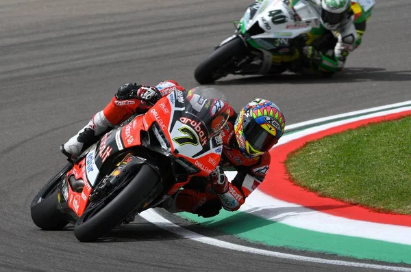 San Marino, Italia - 12 de mayo de 2017: Ducati Panigale R de Aruba.it Racing-Ducati SBK Team, impulsado por DAVIES Chaz en acción durante la sesión clasificatoria del 12 de mayo de 2017 en Imola Circuit, Italia — Foto de Stock