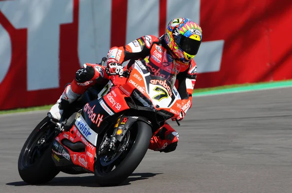 San Marino, Italia - 12 de mayo de 2017: Ducati Panigale R de Aruba.it Racing-Ducati SBK Team, impulsado por DAVIES Chaz en acción durante la sesión clasificatoria del 12 de mayo de 2017 en Imola Circuit, Italia — Foto de Stock