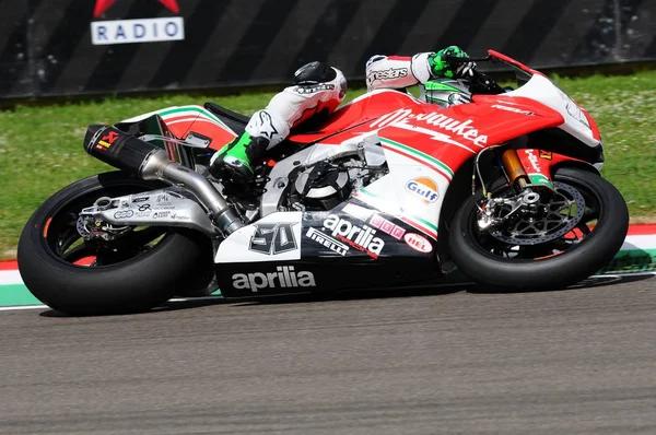 San Marino, Italia - 12 de mayo de 2017: Eugene Laverty IRL Aprilia RSV4 RF Milwaukee Aprilia, en acción durante la sesión de calificación de Superbike el 12 de mayo de 2017 en Imola Circuit, Italia — Foto de Stock