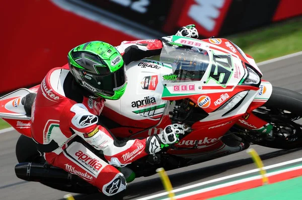 San Marino, Italia - 12 de mayo de 2017: Eugene Laverty IRL Aprilia RSV4 RF Milwaukee Aprilia, en acción durante la sesión de calificación de Superbike el 12 de mayo de 2017 en Imola Circuit, Italia — Foto de Stock