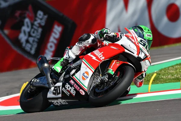 San Marino, Italia - 12 de mayo de 2017: Eugene Laverty IRL Aprilia RSV4 RF Milwaukee Aprilia, en acción durante la sesión de calificación de Superbike el 12 de mayo de 2017 en Imola Circuit, Italia — Foto de Stock