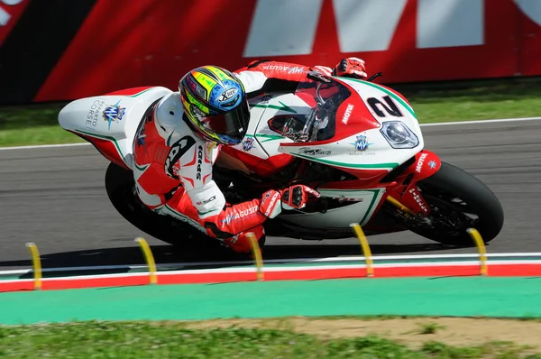 San Marino, Italia - 12 de mayo de 2017: Leon Camier GBR MV Agusta 1000 F4 MV Agusta Reparto Corse en acción durante la sesión clasificatoria del 12 de mayo de 2017 en Imola Circuit, Italia — Foto de Stock