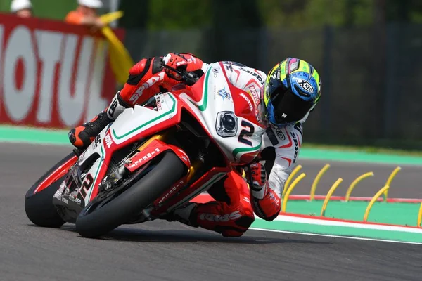 San Marino, Olaszország - 2017. május 12.: Leon Camier Gbr Mv Agusta 1000 F4 Mv Agusta Reparto Corse in action közben az időmérő edzés a május 12-én, 2017-Imola áramkör, Olaszország — Stock Fotó