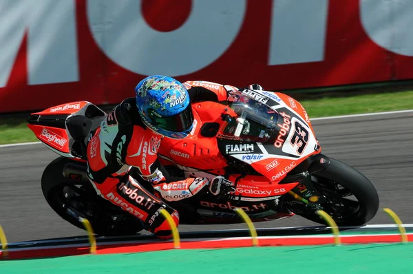 San Marino, Italia - 12 de mayo de 2017: Ducati Panigale R de Aruba.it Racing-Ducati SBK Team, impulsado por Melandri Marco en acción durante la sesión clasificatoria del 12 de mayo de 2017 en Imola Circuit, Italia — Foto de Stock