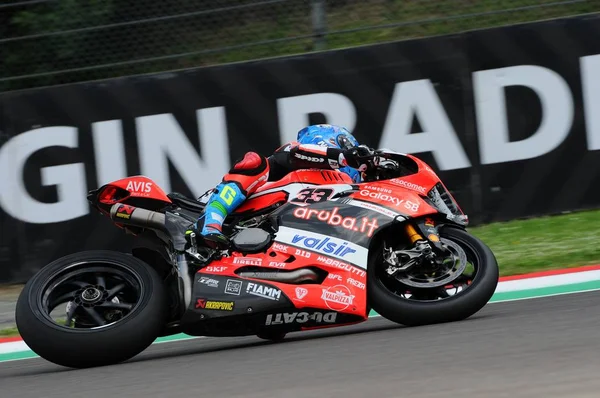 San Marino, Italië - 12 mei 2017: Ducati Panigale R van Aruba.it Racing-Ducati Sbk Team, gedreven door Melandri Marco in actie tijdens de kwalificatie op 12 mei 2017 in Imola Circuit, Italië — Stockfoto