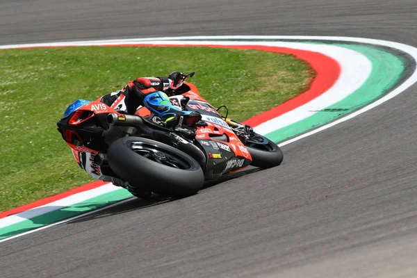 San Marino, Italia - 12 de mayo de 2017: Ducati Panigale R de Aruba.it Racing-Ducati SBK Team, impulsado por Melandri Marco en acción durante la sesión clasificatoria del 12 de mayo de 2017 en Imola Circuit, Italia — Foto de Stock