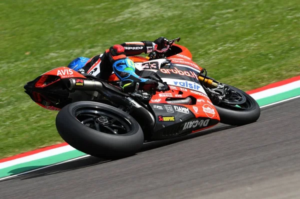 San Marino, Italia - 12 de mayo de 2017: Ducati Panigale R de Aruba.it Racing-Ducati SBK Team, impulsado por Melandri Marco en acción durante la sesión clasificatoria del 12 de mayo de 2017 en Imola Circuit, Italia — Foto de Stock