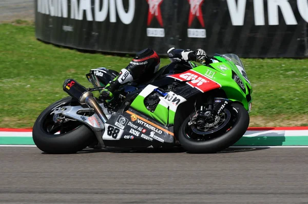 San Marino, Italië - 12 mei: Randy Krummenacher Sui Kawasaki Zx-10r Kawasaki Puccetti Racing qualifyng sessie op het World Superbike Championship.at Imola International Circuit op May12, 2017 in Italië — Stockfoto